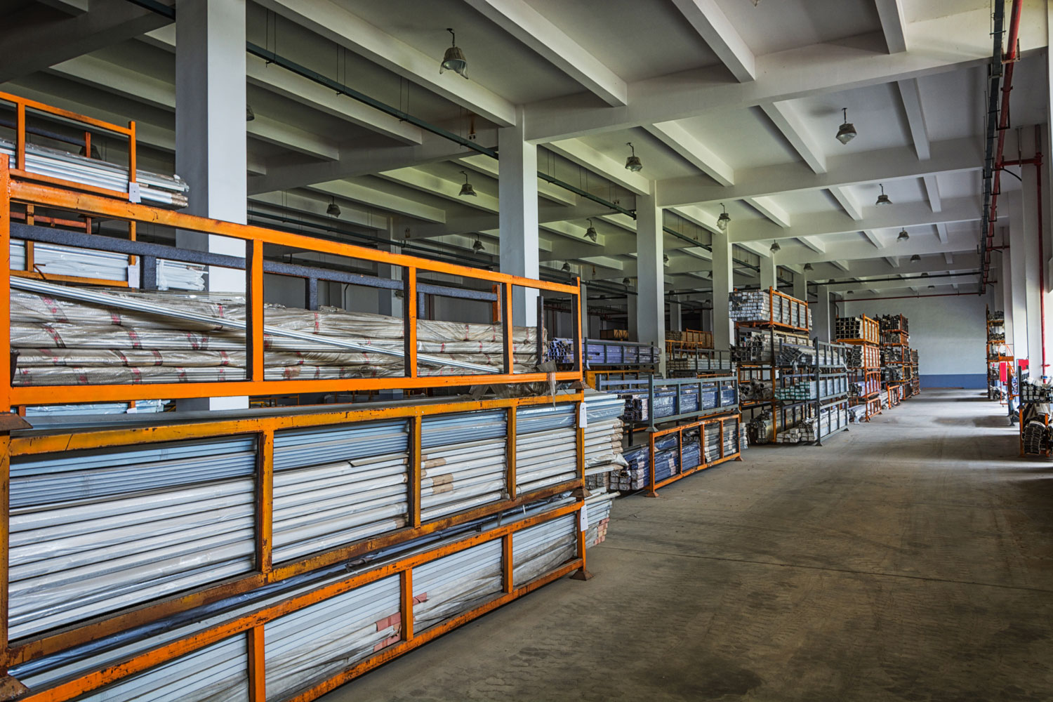 profili metallici su misura per scaffalture industriali