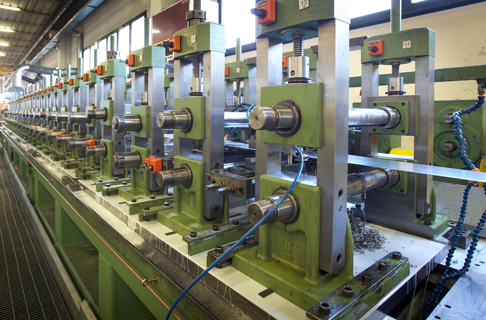 fase di profilatura a freddo tramite rulli sika