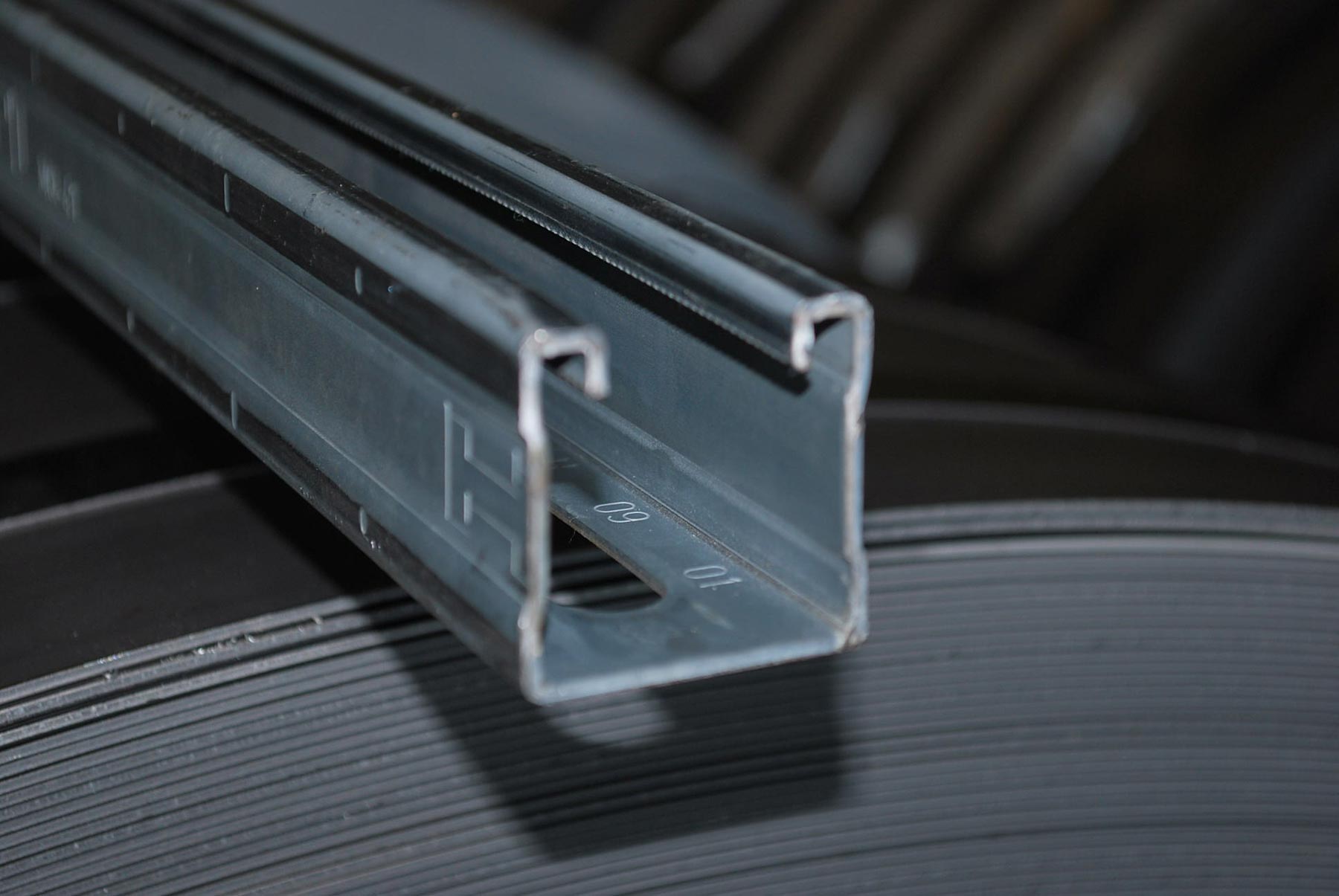 profilato in acciaio su misura realizzato tramite profilatura a freddo