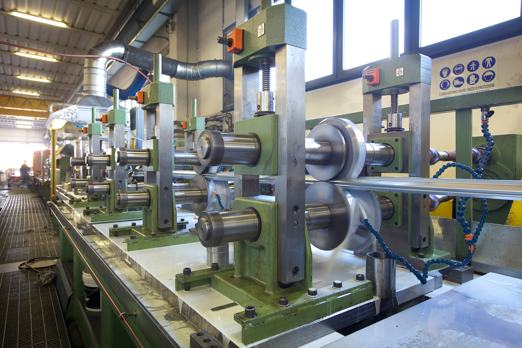 fase di laminazione a freddo a rulli di un profilo metallico