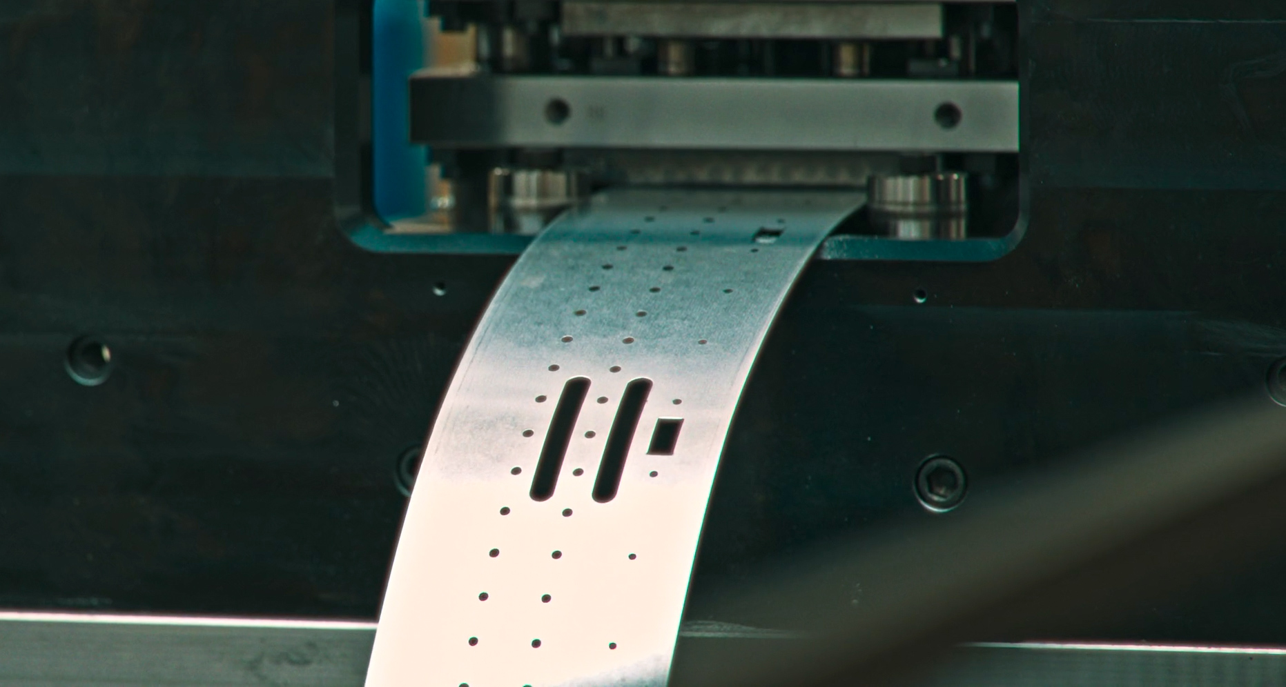 fase di punzonatura della lamiera dopo la profilatura a freddo