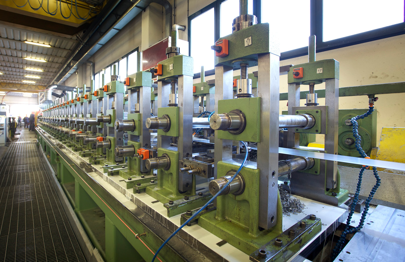 profilatura a rulli a freddo per profili laminati su misura