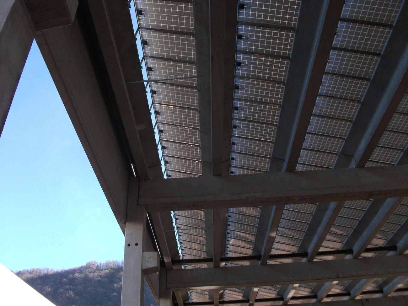 una serie di profili in alluminio e acciaio installati in un impianto fotovoltaico.