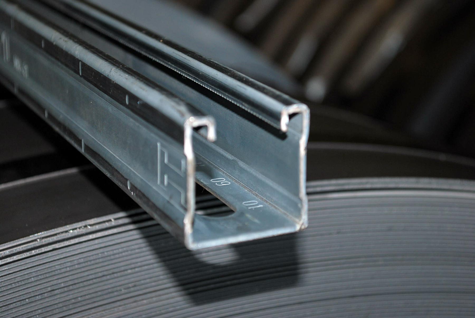 Profilato metallico realizzato con profilatura a freddo per strutture di pannelli fotovoltaici di lunga durata