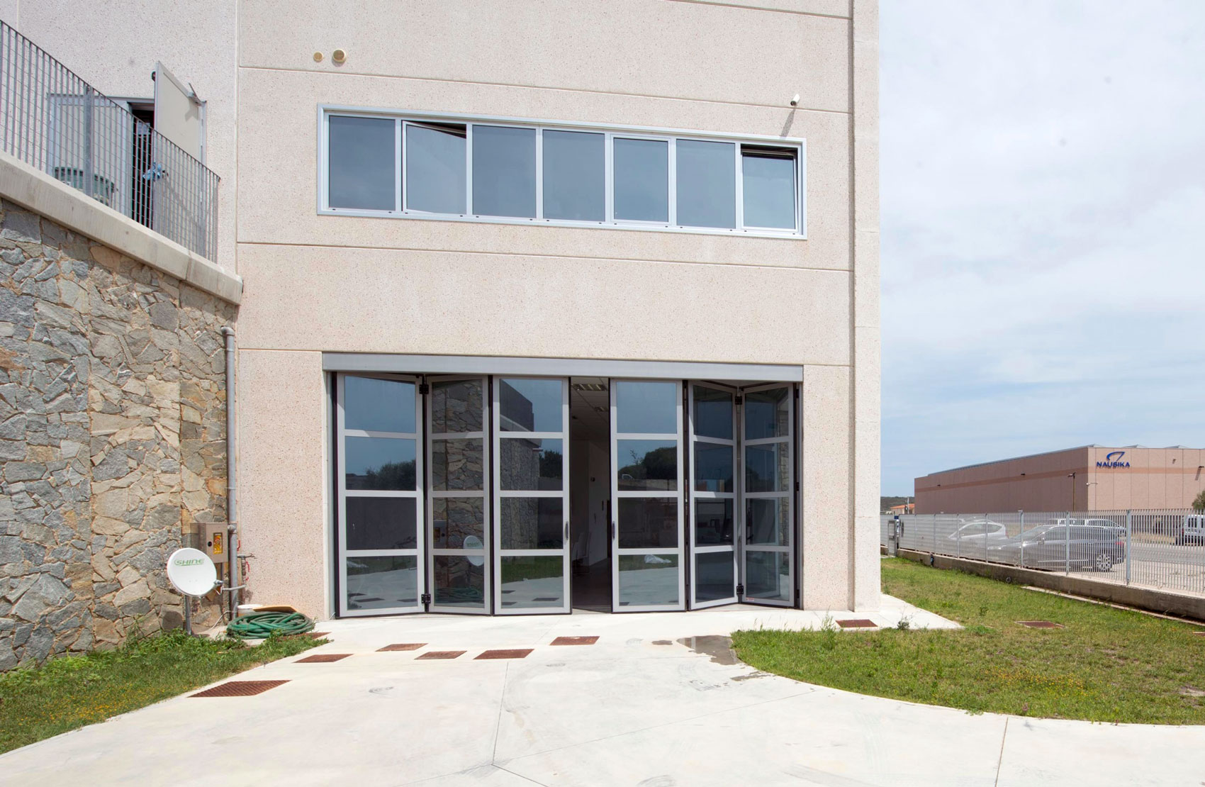Guide profilate robuste per portoni industriali in magazzino con grandi aperture