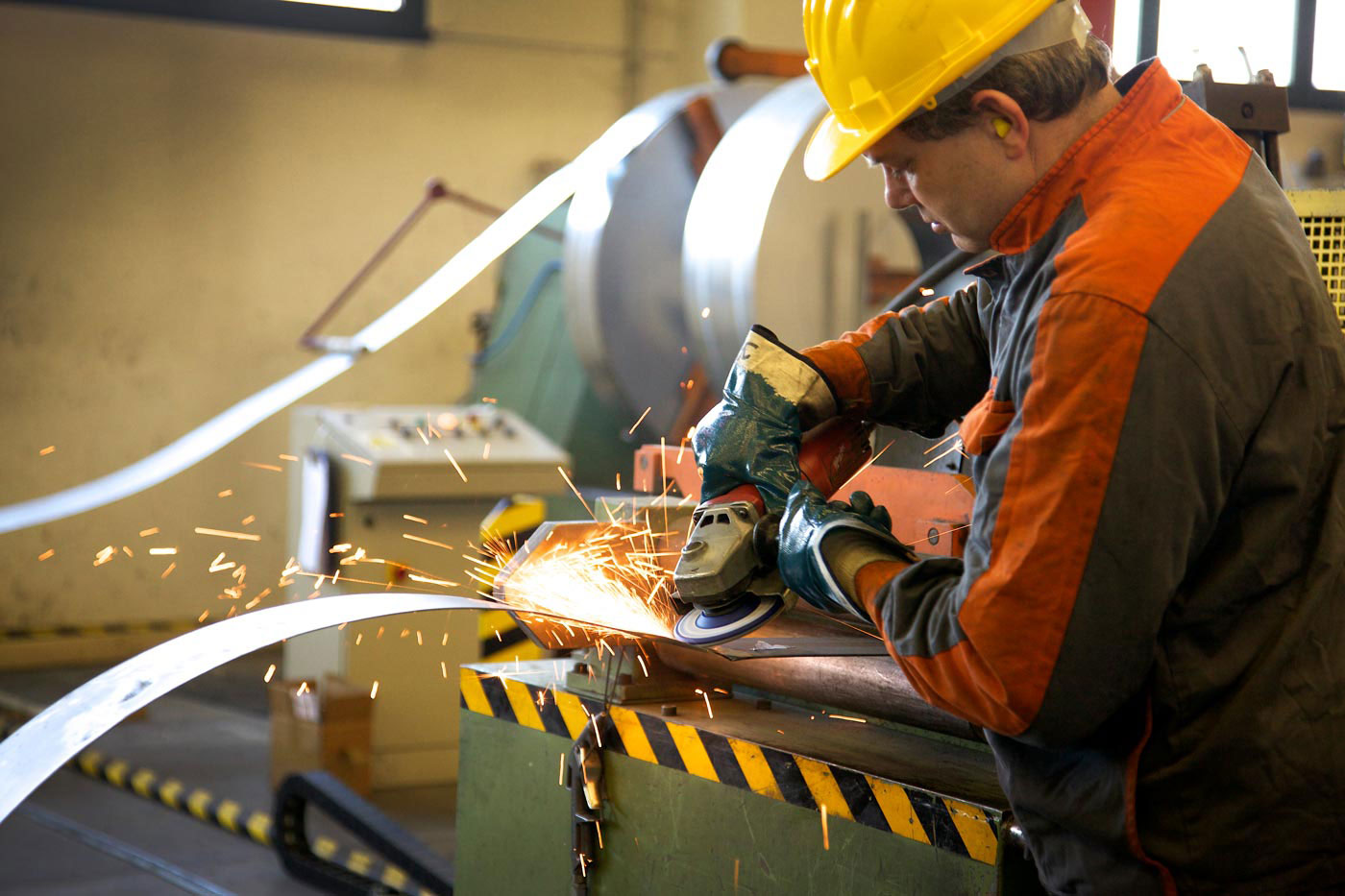 Lavoratore Sika che sta lavorando sull'alluminio