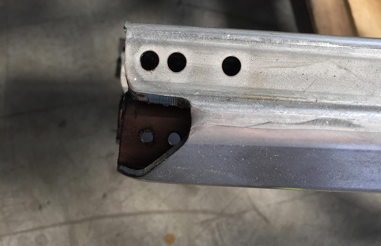 Dettaglio ravvicinato di profilo metallico calandrato con curvatura uniforme e senza saldature
