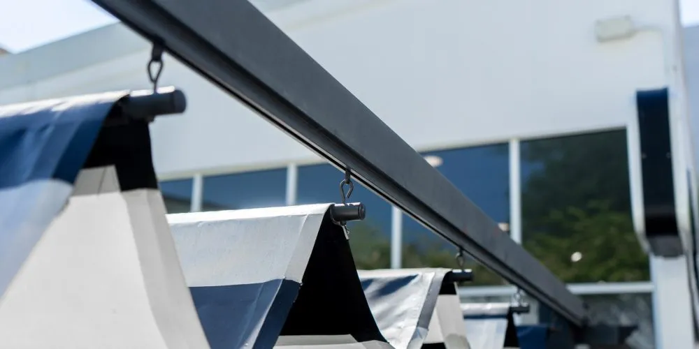 profili in alluminio su misura per tende da esterno