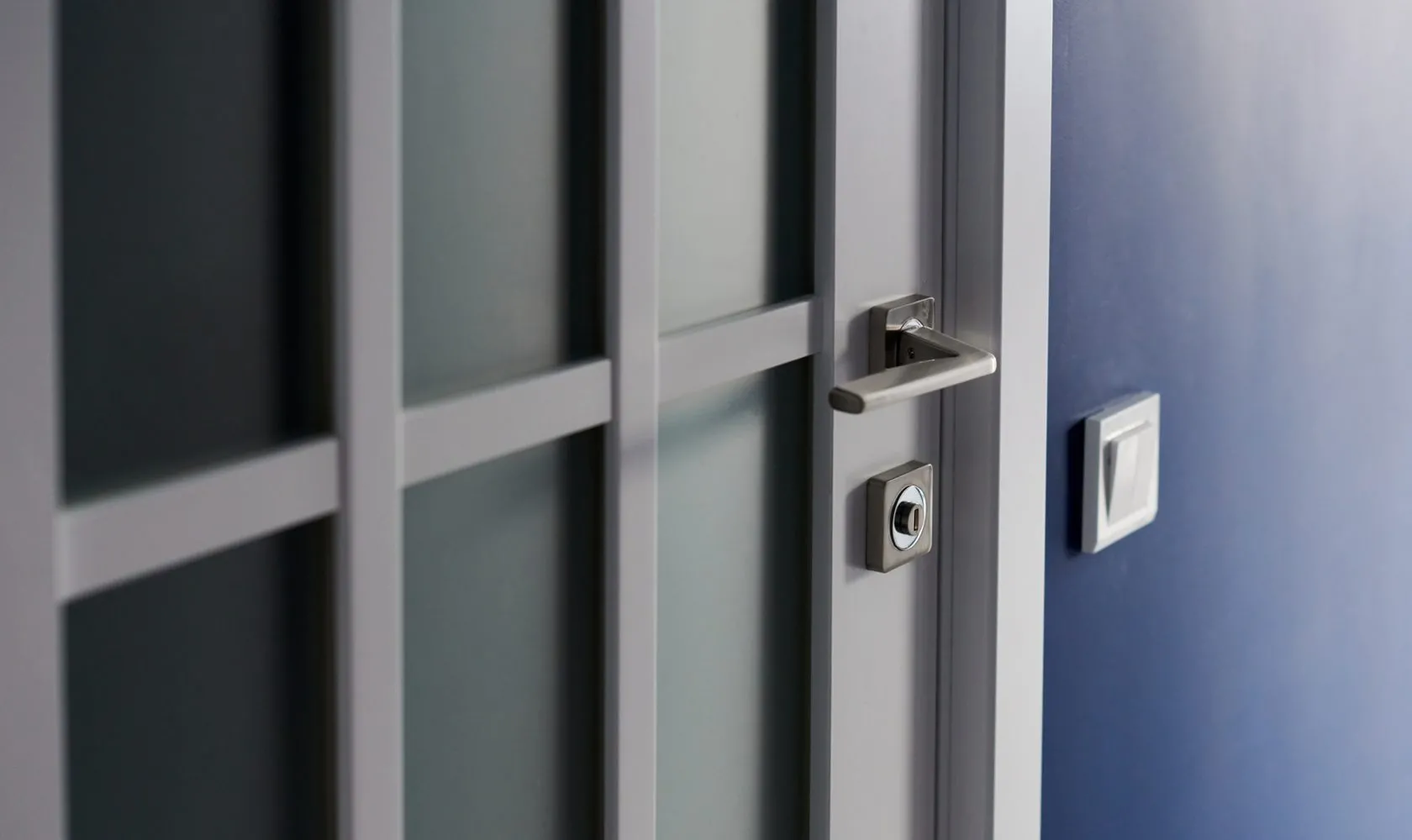 profili per porte su misura in alluminio e acciaio inox