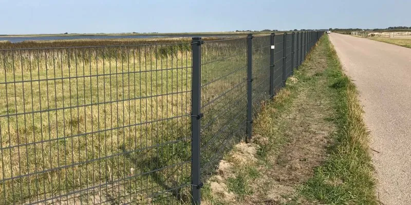 galvanized fence posts and custom-made aluminum profiles