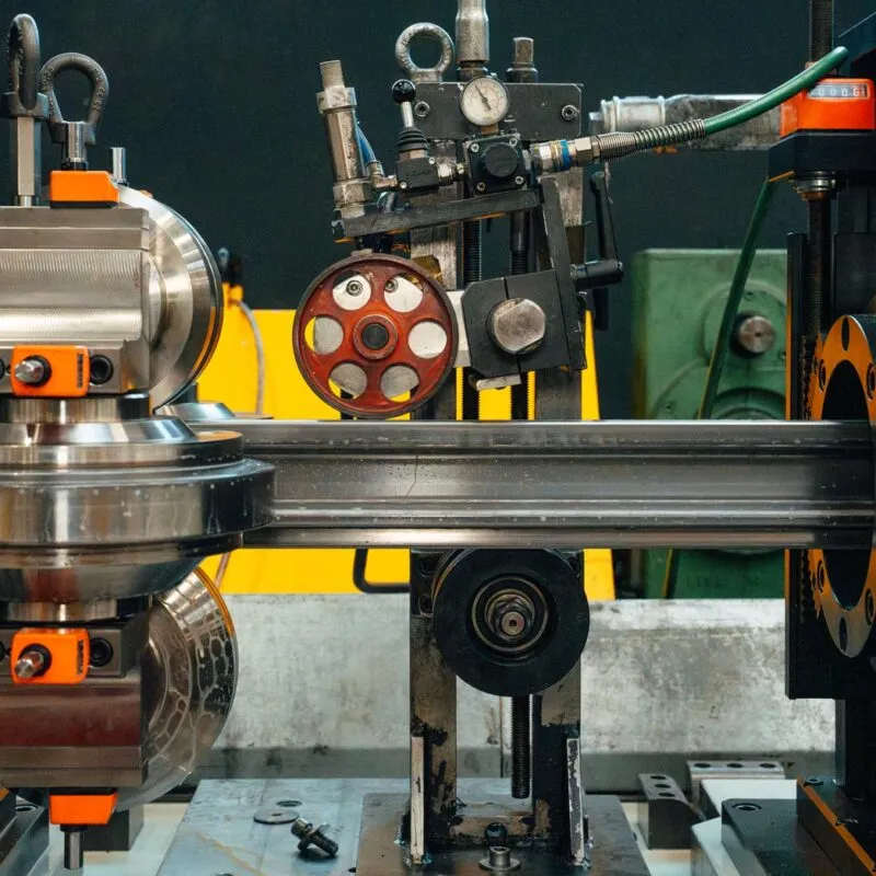 Qual è la differenza tra i profilati a caldo e i profilati a freddo?