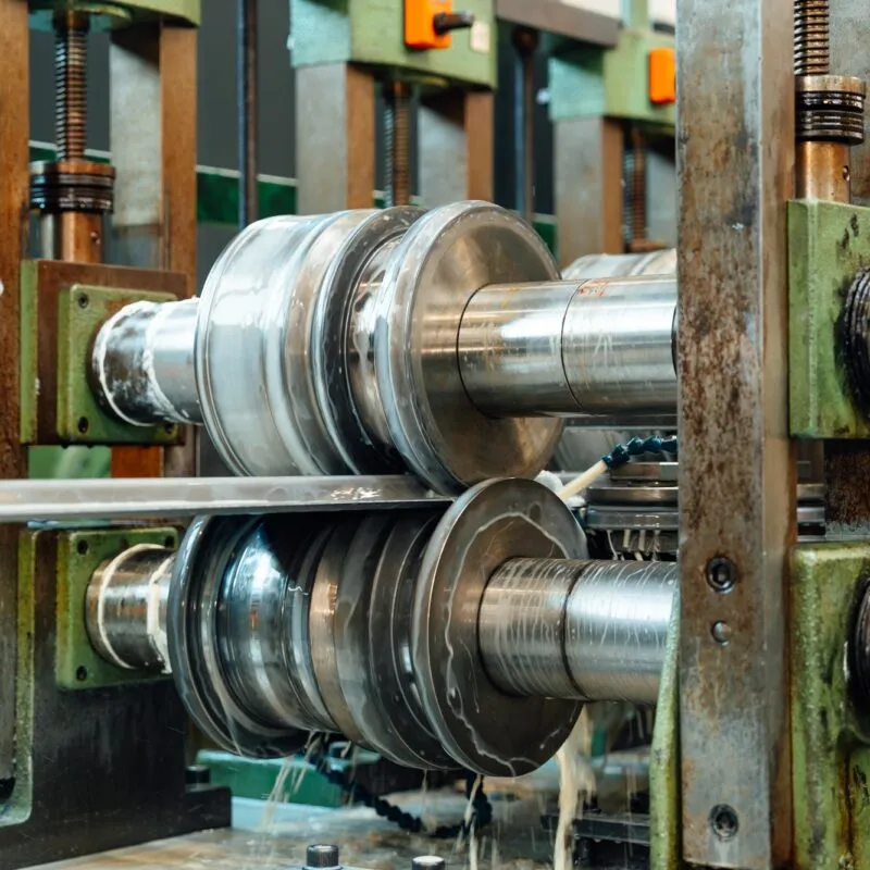 A cosa serve la laminazione a freddo: vantaggi e applicazioni per i profilati metallici