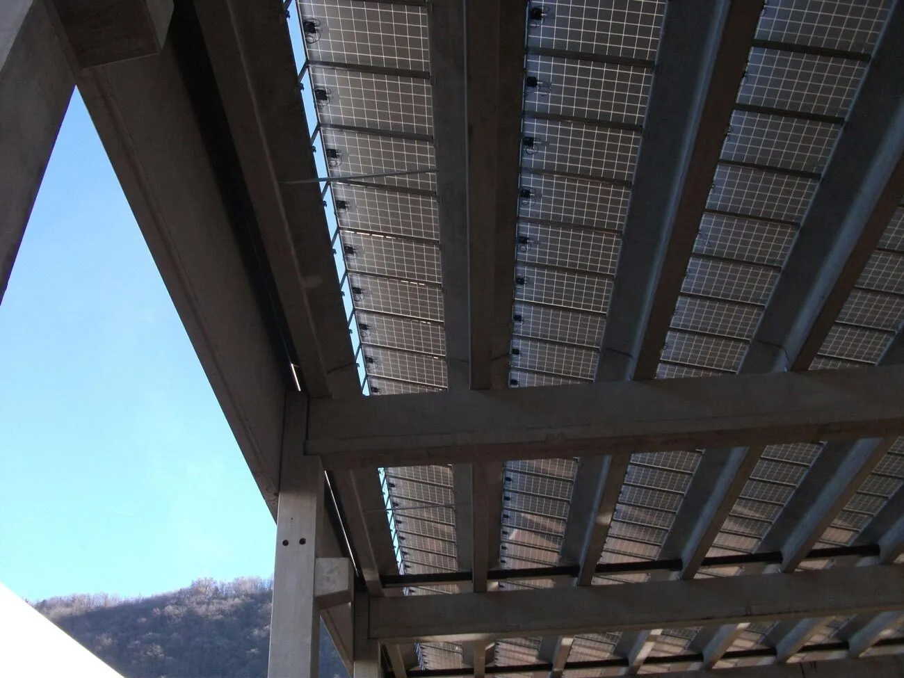 una serie di profili in alluminio e acciaio installati in un impianto fotovoltaico.