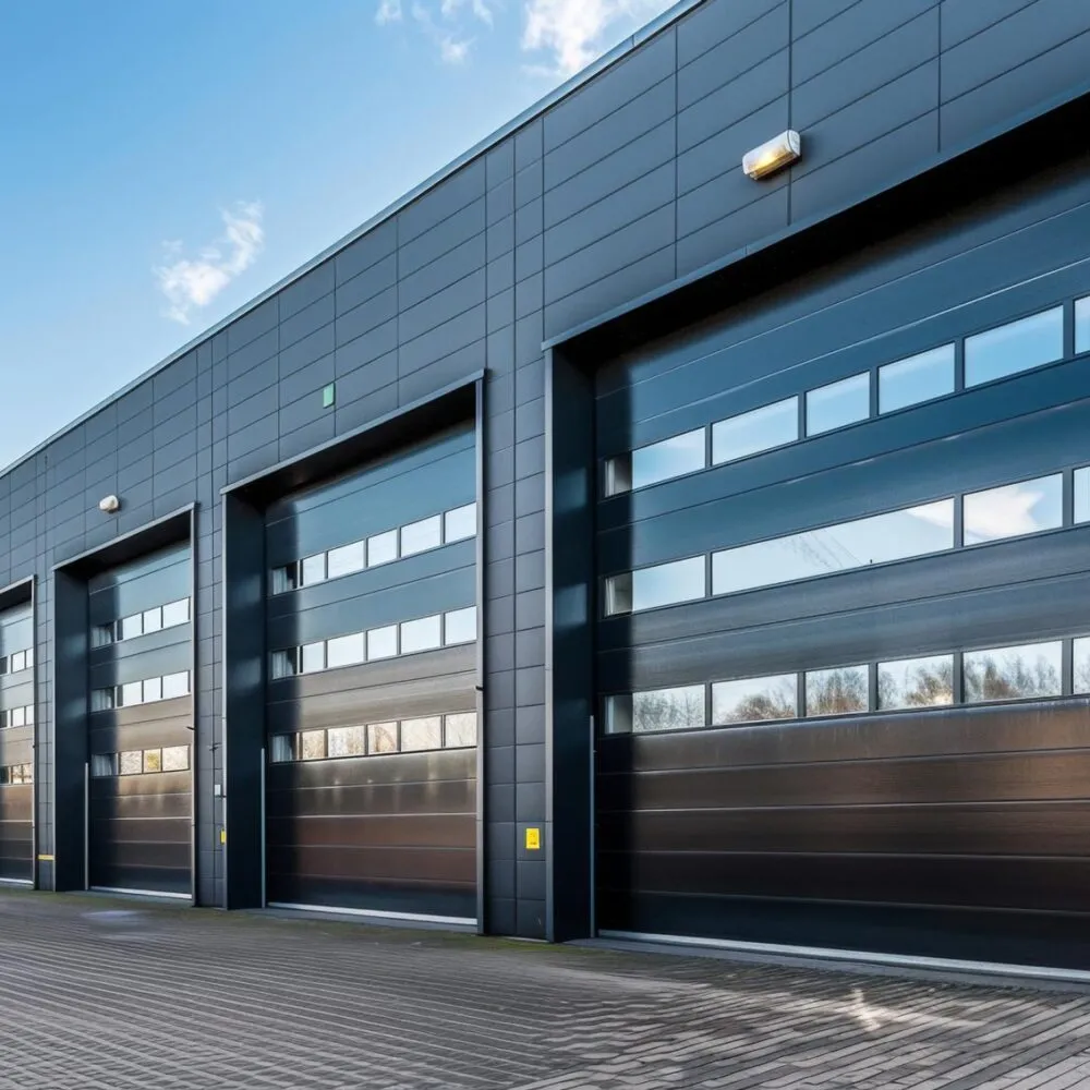Guide per portoni industriali installate su capannone con grandi portoni sezionali