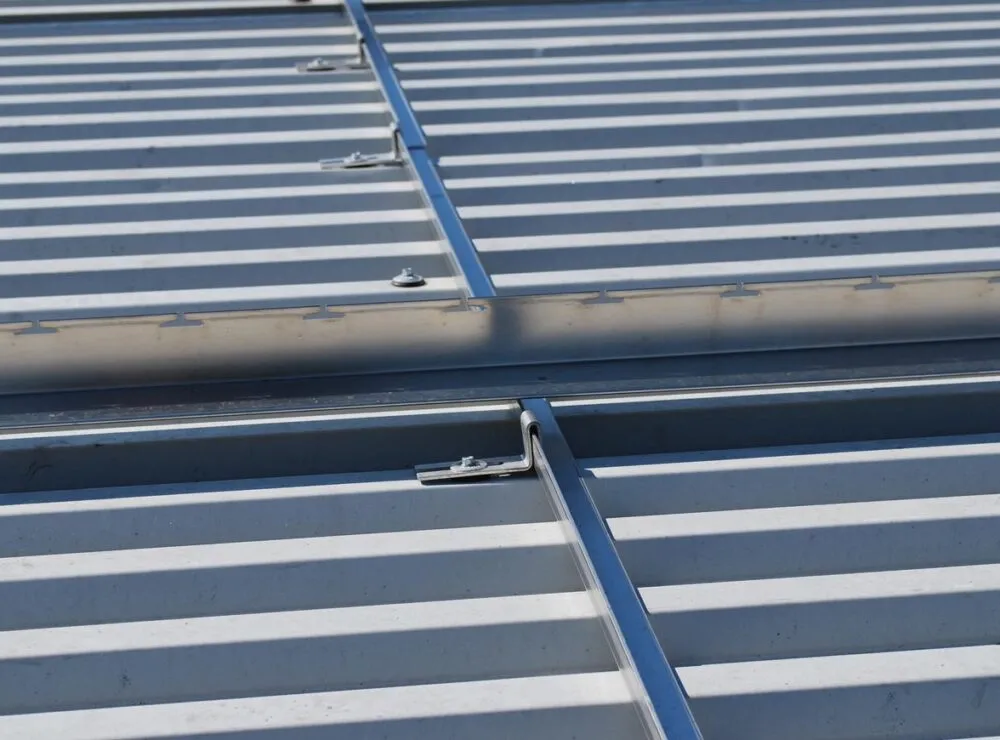 Profilati per pannelli fotovoltaici progettati per garantire durata, stabilità e resistenza agli agenti atmosferici