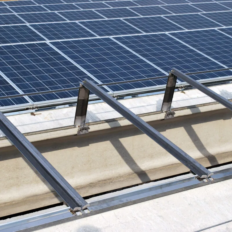 Profilati per pannelli fotovoltaici di lunga durata con struttura metallica e fissaggi tecnici