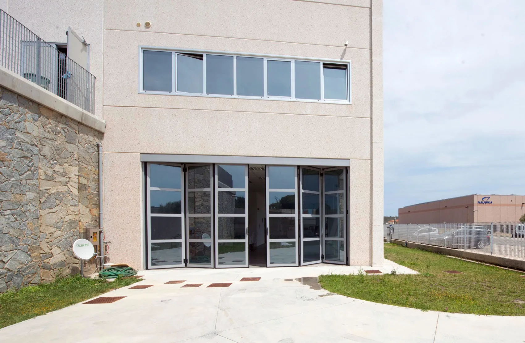 Guide profilate robuste per portoni industriali in magazzino con grandi aperture
