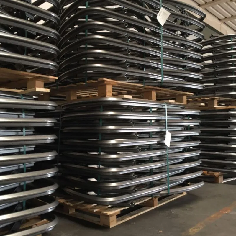 Profili laminati a freddo calandrati e curvati su misura in ambiente industriale