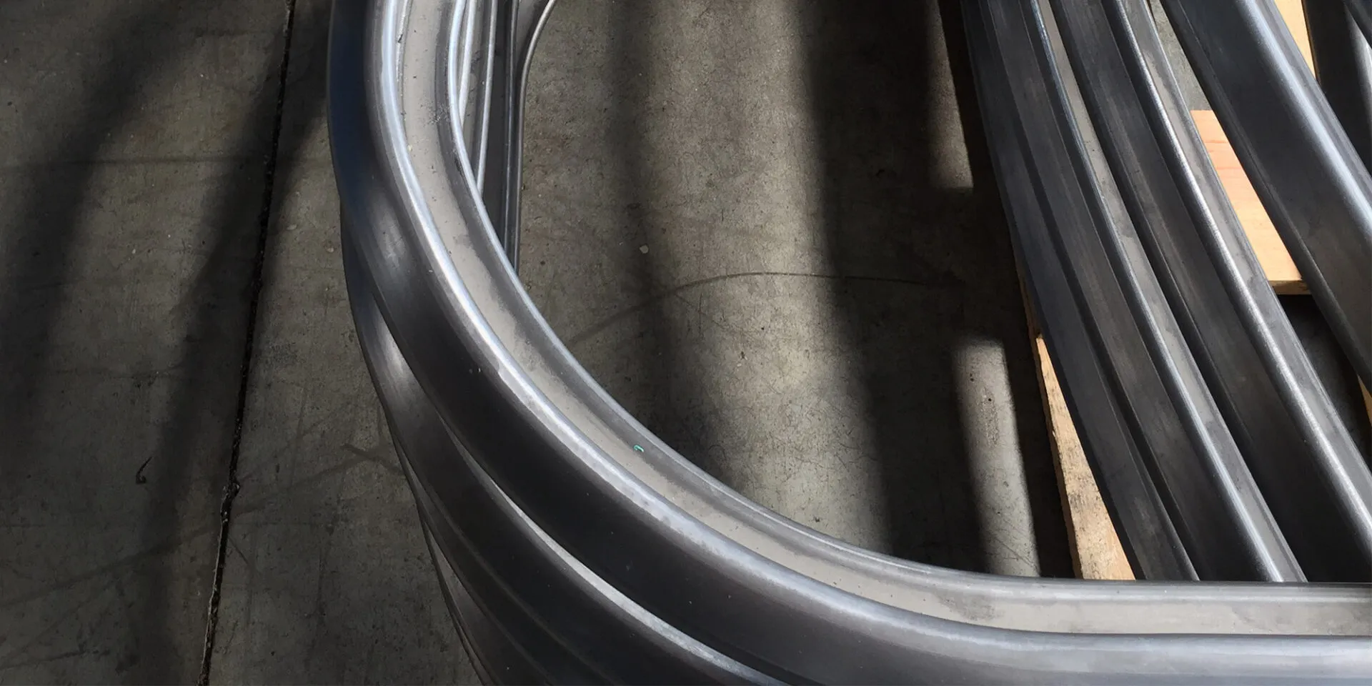 profili metallici curvati tramite calandratura a rulli