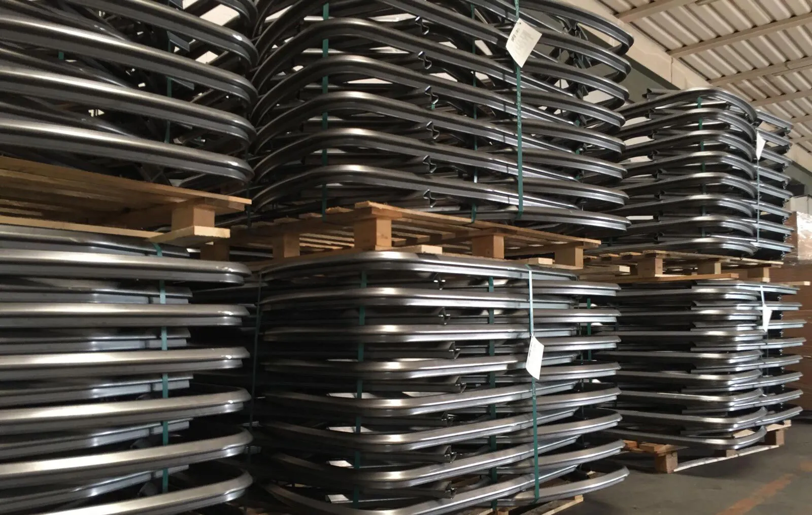 profili metallici curvati impilati dopo la calandratura