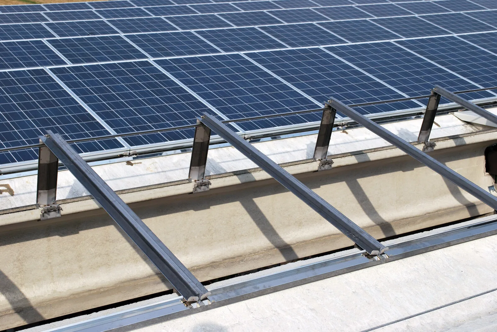 Profili in acciaio per la struttura di supporto di un impianto fotovoltaico su copertura industriale